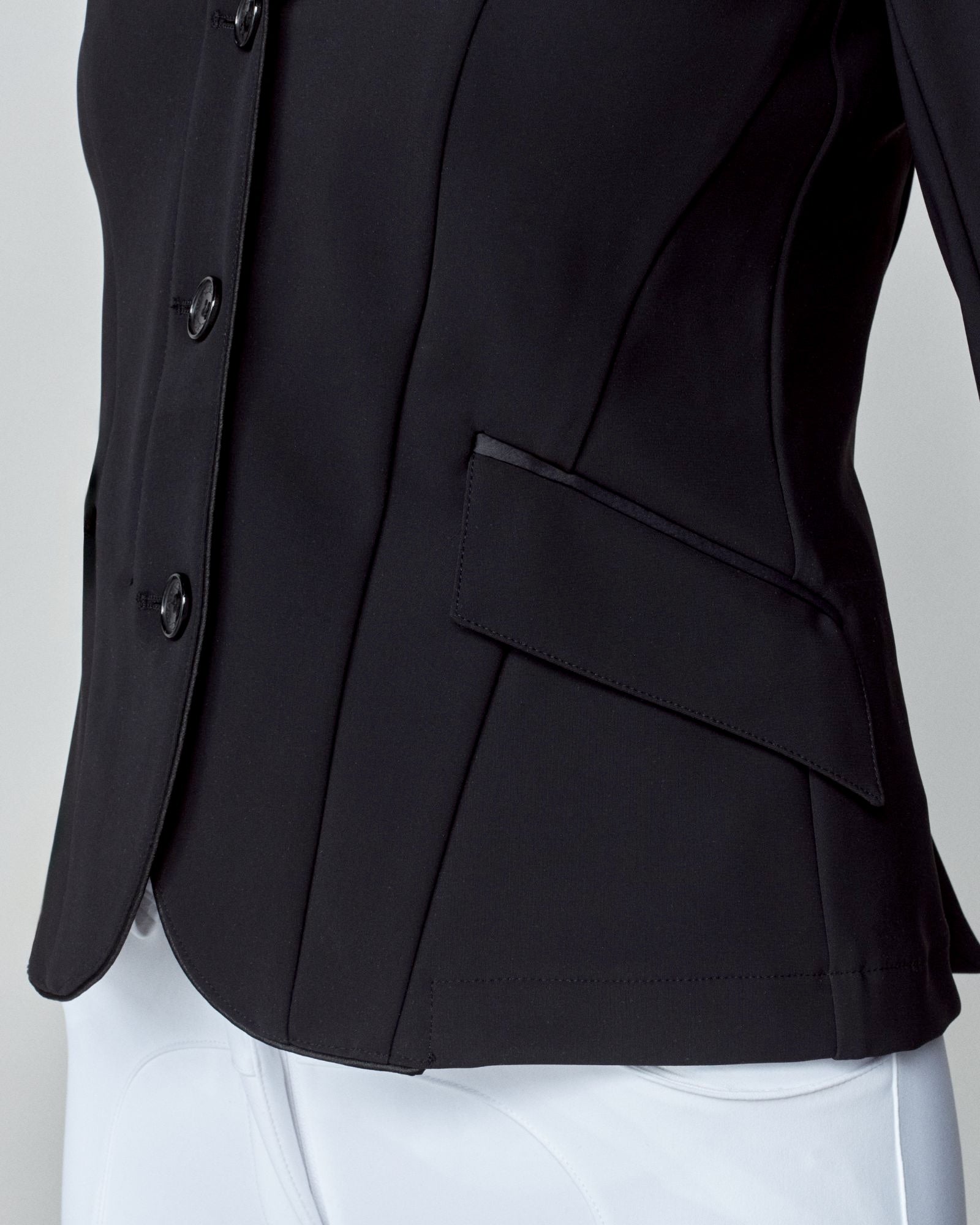 Performance Show Jacket in Black
